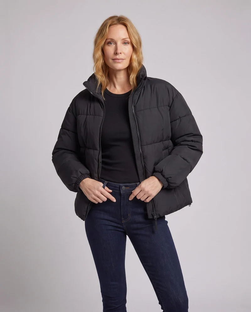 Damen kurze voluminöse gepolsterte Jacke mit hohem Schalkragen, Zwei-Wege-Reißverschluss und verdeckten Seitentaschen