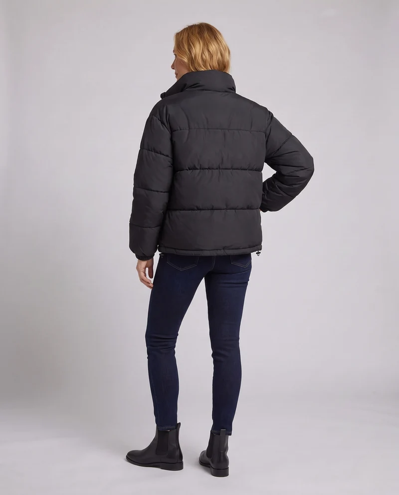 Damen kurze voluminöse gepolsterte Jacke mit hohem Schalkragen, Zwei-Wege-Reißverschluss und verdeckten Seitentaschen