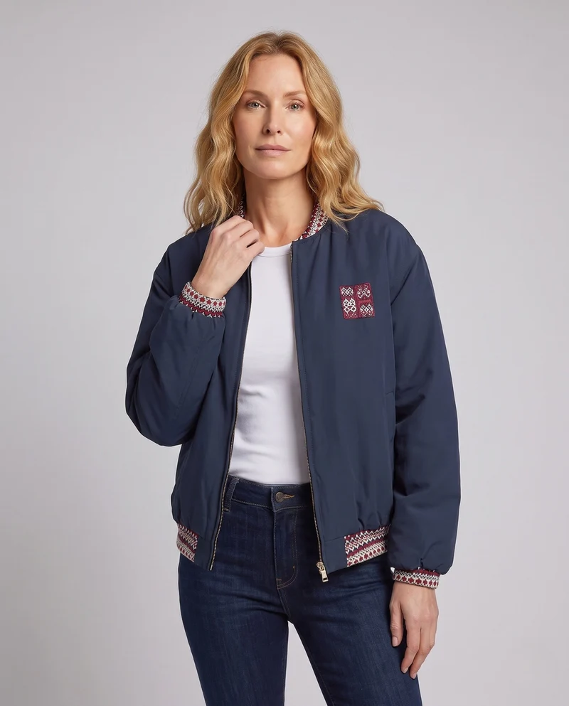 Damen kurze gepolsterte boxy Pufferjacke mit weichem Mikrofleece-Innenkragen und verdecktem Reißverschluss