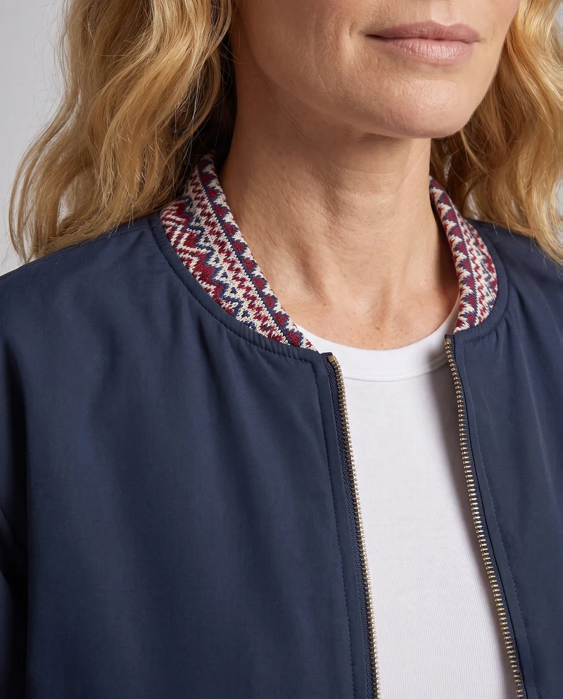 Damen kurze gepolsterte boxy Pufferjacke mit weichem Mikrofleece-Innenkragen und verdecktem Reißverschluss