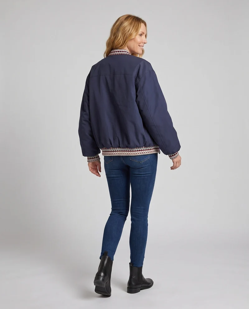 Damen kurze gepolsterte boxy Pufferjacke mit weichem Mikrofleece-Innenkragen und verdecktem Reißverschluss