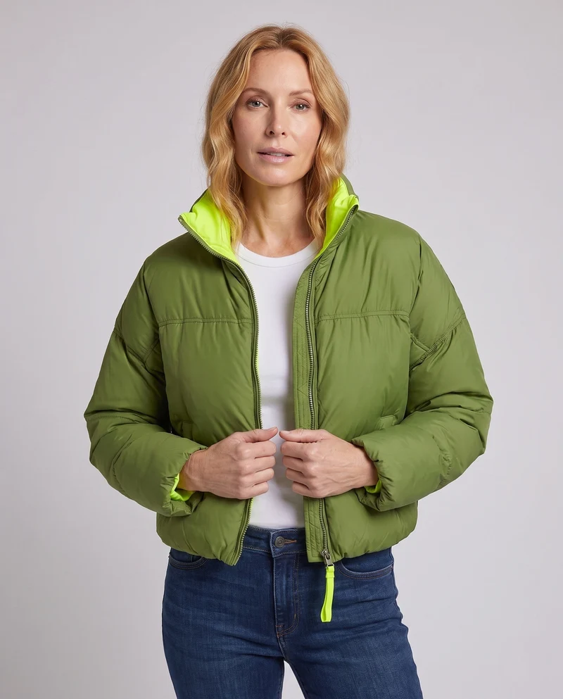 Damen kurze gepolsterte boxy Pufferjacke mit zweilagigem Stehkragen und verdecktem Reißverschluss.