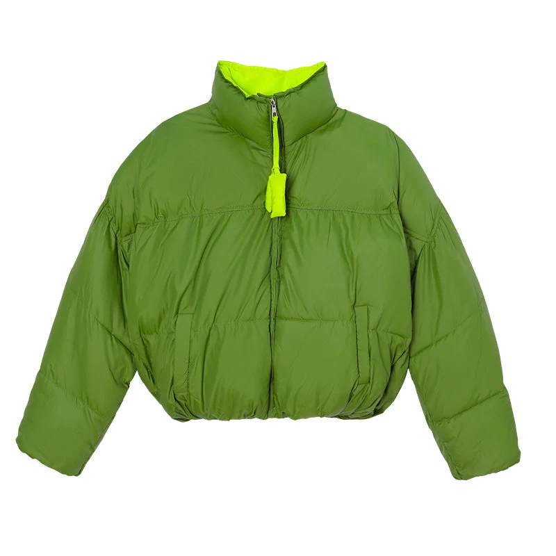 Damen kurze gepolsterte boxy Pufferjacke mit zweilagigem Stehkragen und verdecktem Reißverschluss.
