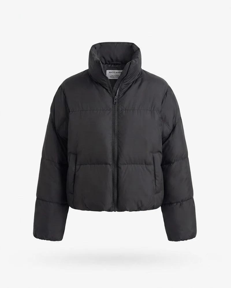 Damen kurze gepolsterte boxy Pufferjacke mit zweilagigem Stehkragen und verdecktem Reißverschluss.