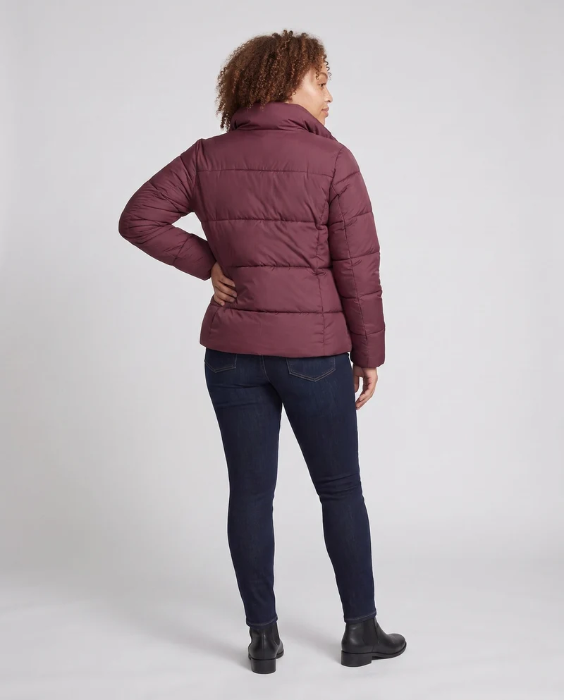 Damen kurze gepolsterte Stadt-Pufferjacke mit diskretem zweifachem Frontreißverschluss und ergonomischer Steppung