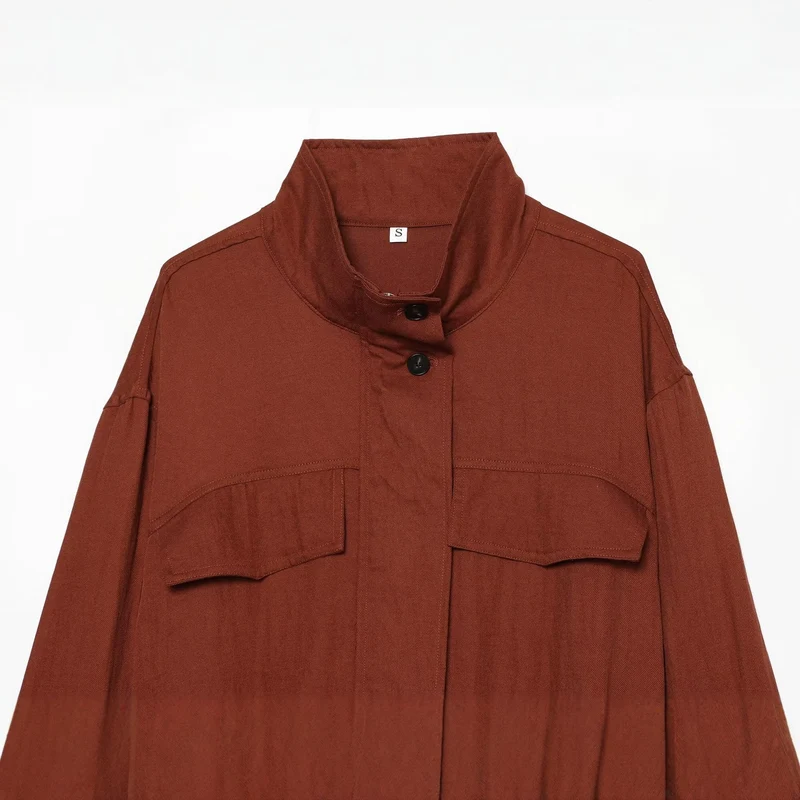 Damen Kurzjacke im Utility‑Stil mit Stehkragen, aufgesetzten Brusttaschen und Kordelzugsaum Drune