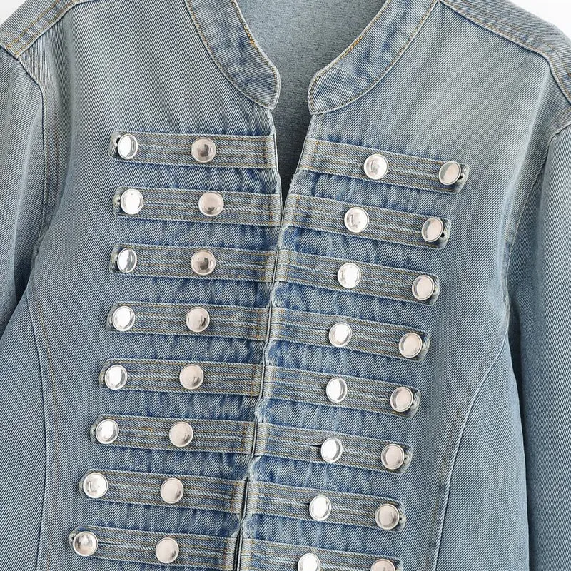 Damen Kurze Jeansjacke mit militärischer Paspelierung und dekorativen Metallknöpfen Drune