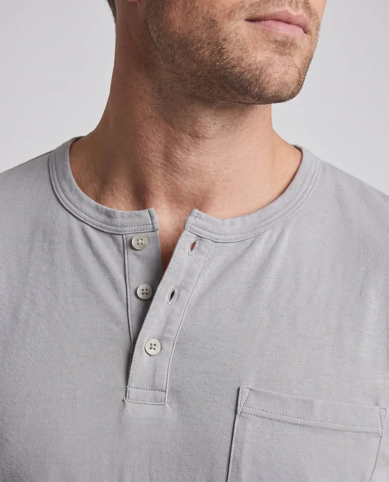 Herren Langarm-Henley-Shirt mit Brusttasche und dezenter Knopfleiste