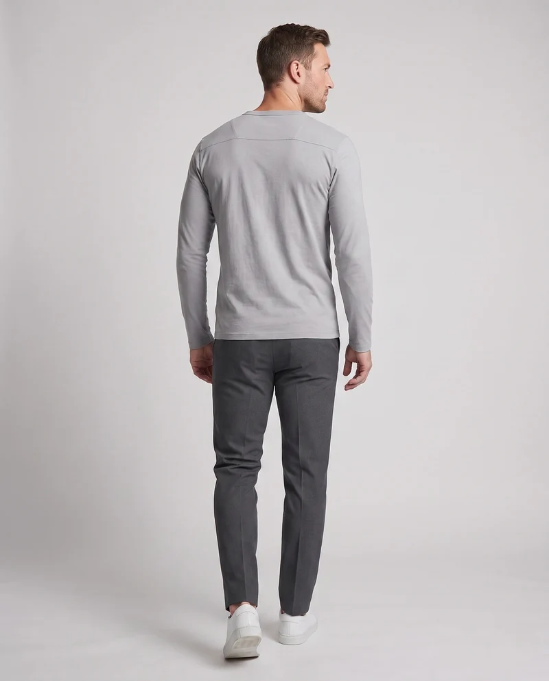 Herren Langarm-Henley-Shirt mit Brusttasche und dezenter Knopfleiste