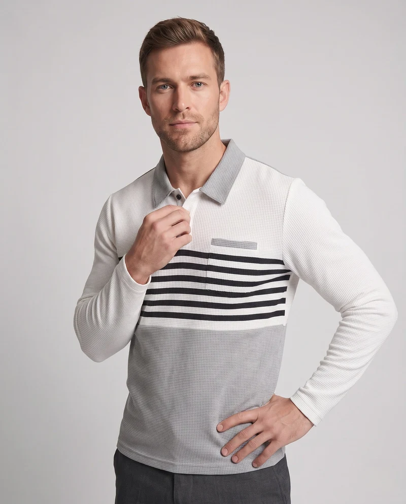 Herren Langarm-Polo mit Waffelstruktur, Kontraststreifen und Brusttasche.