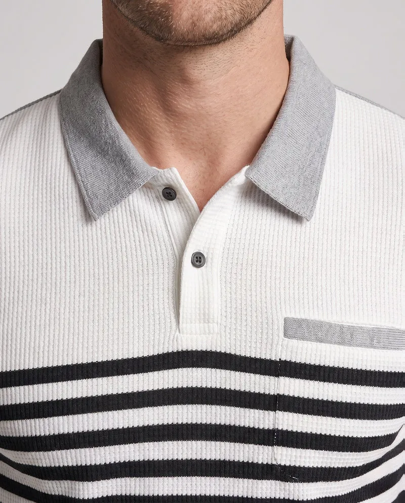 Herren Langarm-Polo mit Waffelstruktur, Kontraststreifen und Brusttasche.
