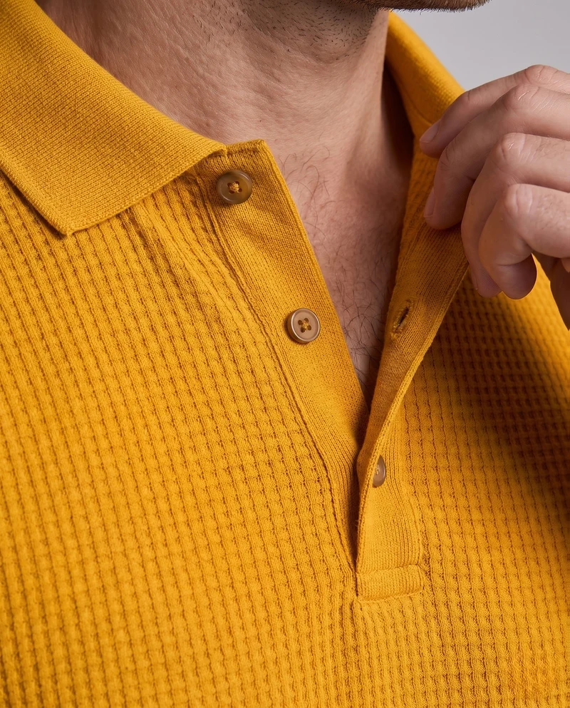 Herren Langarm-Polohemd mit Henley-Knopfleiste und feiner Waffeltextur