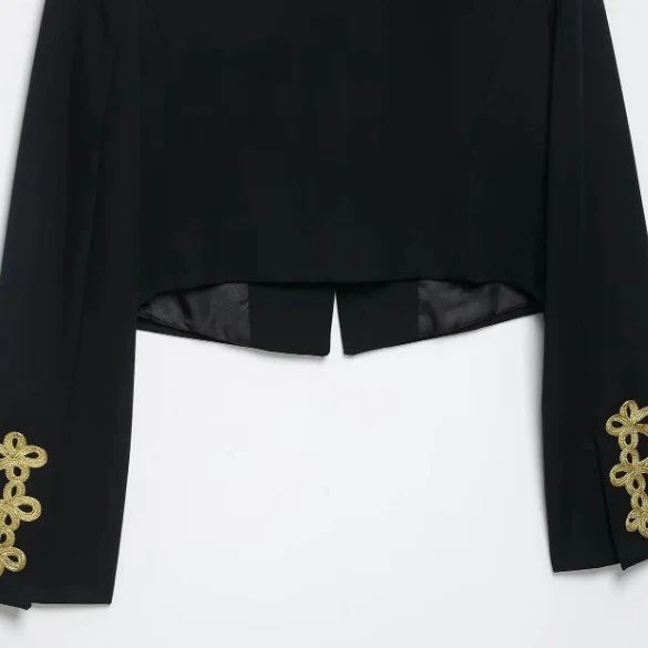 Damen Taillierter Cropped Militärblazer mit Stehkragen und goldverzierten Epauletten Drune