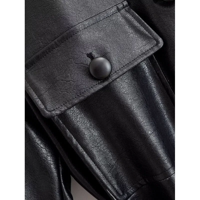 Damen Taillierte Utility‑Jacke aus Kunstleder mit Stehkragen, aufgesetzten Brusttaschen und Bindegürtel Drune