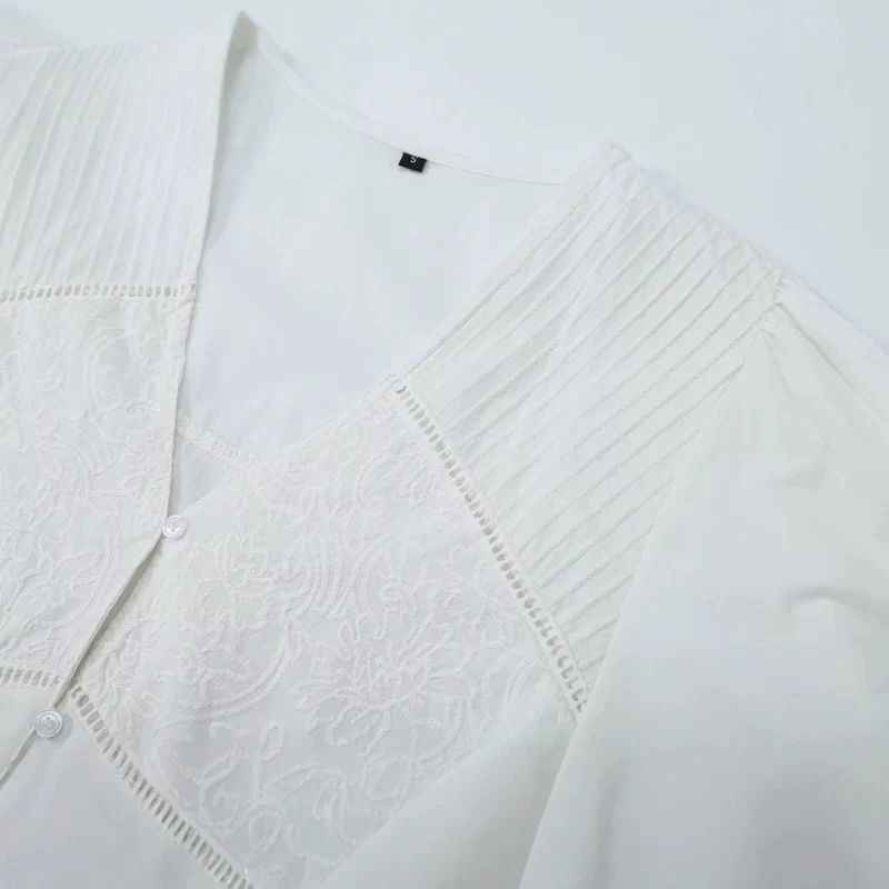 Damen Bestickte V‑Ausschnitt Bluse mit Kellerfaltenpasse und Ballonärmeln Drune