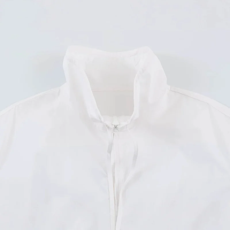 Damen Leichte Cropped Übergangsjacke mit hohem Funnelkragen und Tunnelzugtaillierung Drune