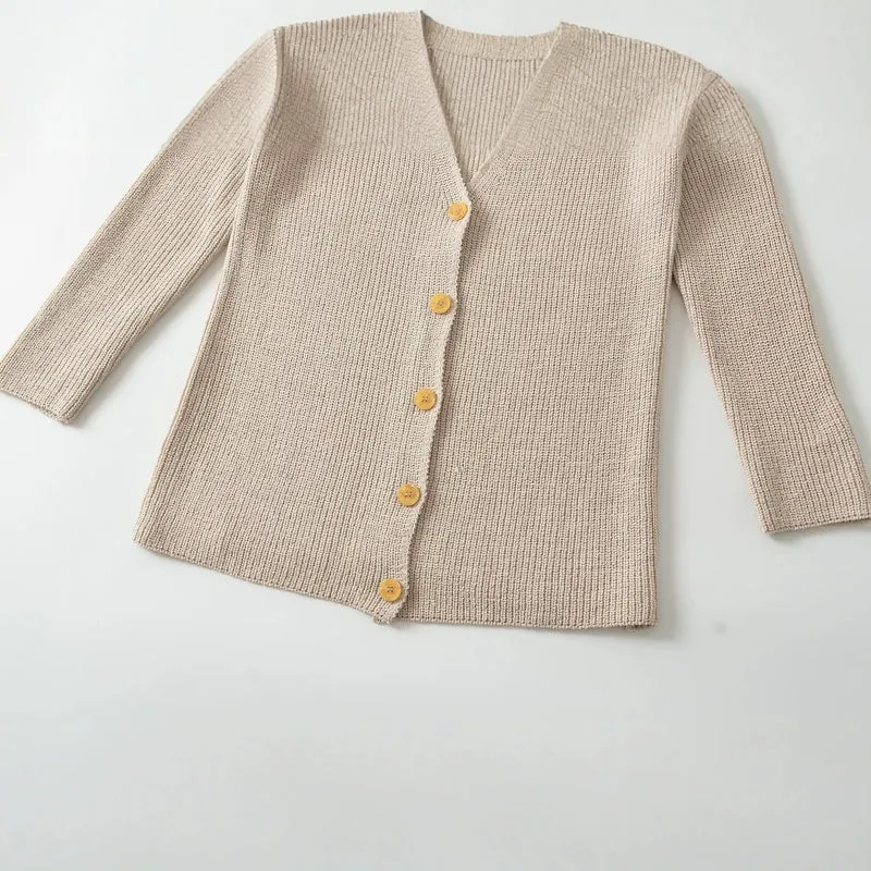 Damen Langer Feinstrick-Cardigan mit tiefem V‑Ausschnitt und Holzknöpfen Drune