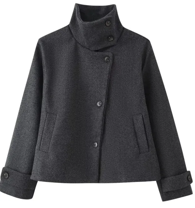 Damen Kurzjacke im Boxy‑Cut mit hohem Stehkragen und Hornknöpfen Drune