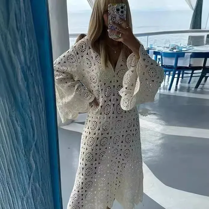 Damen 50+ gehäkeltes Maxikleid‑Kaftan mit V‑Ausschnitt, Trompetenärmeln und floraler Lochspitze Drune