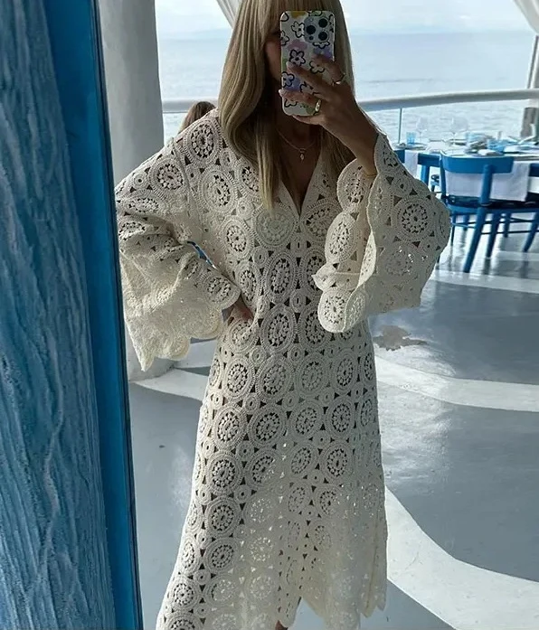 Damen 50+ gehäkeltes Maxikleid‑Kaftan mit V‑Ausschnitt, Trompetenärmeln und floraler Lochspitze Drune
