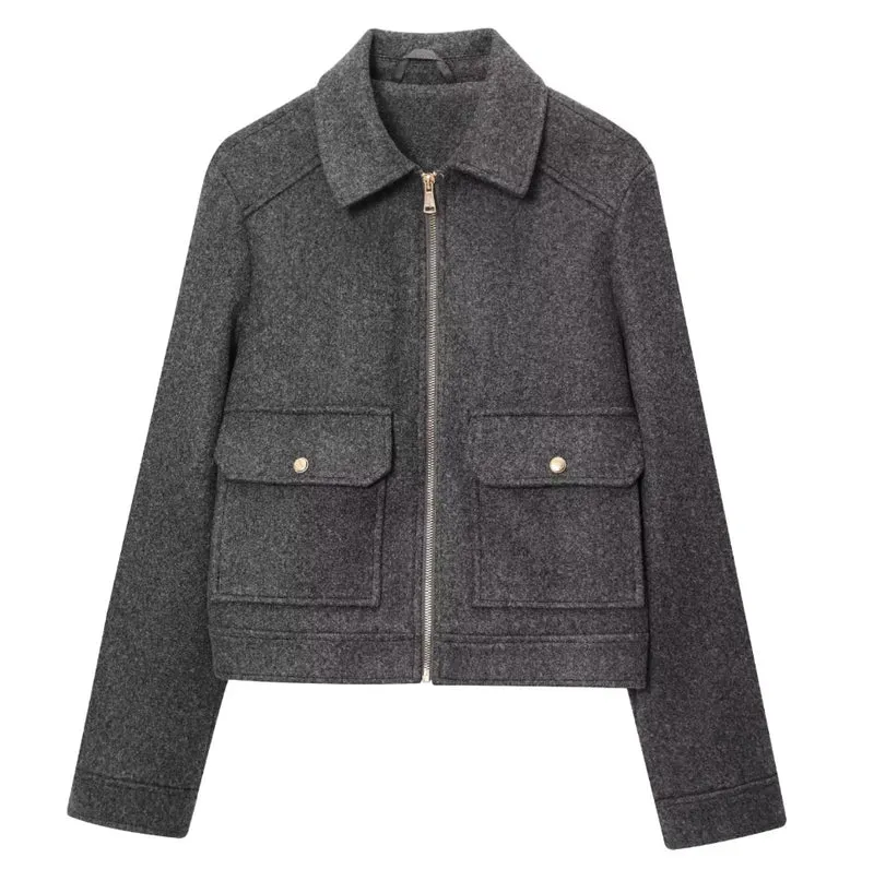 Damen 40+ kurze Woll‑Blousonjacke mit goldfarbenem Reißverschluss und aufgesetzten Pattentaschen Drune