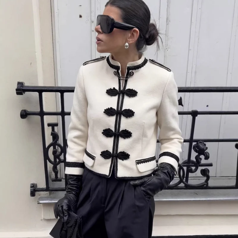 Damen 300+ taillierte Cropped‑Militärblazerjacke mit Stehkragen, Schulterpatten und dekorativen Froschverschlüssen Drune