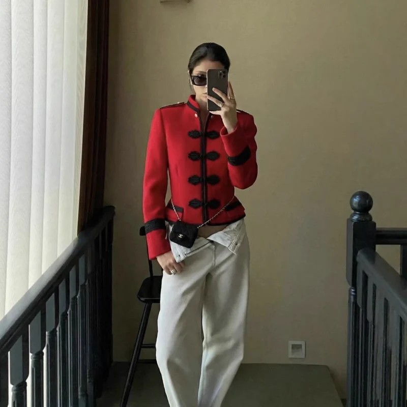 Damen 300+ taillierte Cropped‑Militärblazerjacke mit Stehkragen, Schulterpatten und dekorativen Froschverschlüssen Drune