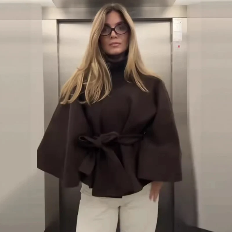 Damen 2900+ eleganter kurzer Cape‑Umhang mit Stehkragen, Knopfleiste und Taillenband Drune