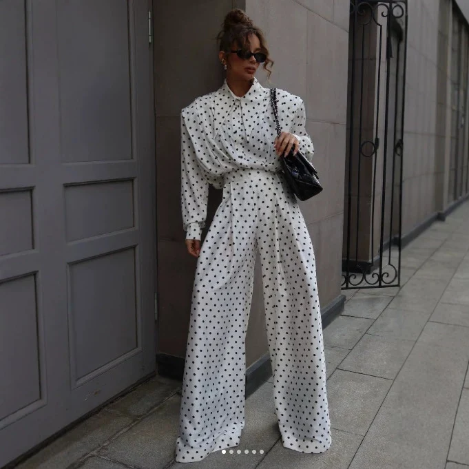 Damen Oversized Satinbluse mit übergroßem spitzem Kragen und Plissée-Detail Drune