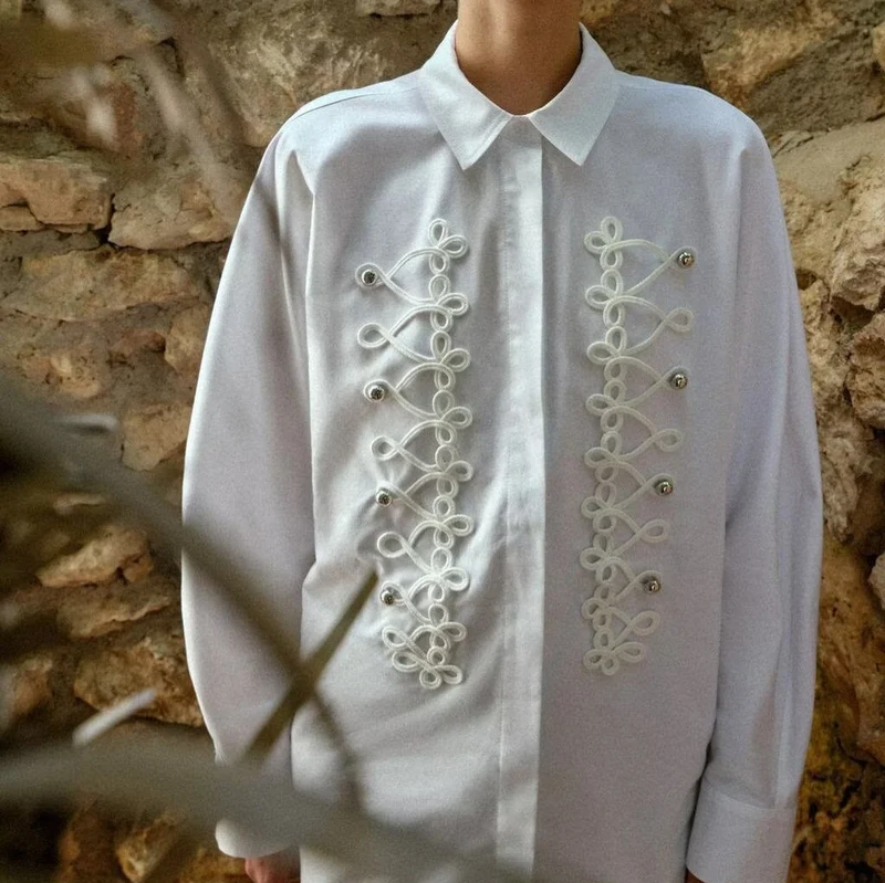 Damen Oversized-Bluse mit dekorativen Froschverschlüssen und Hemdkragen Drune