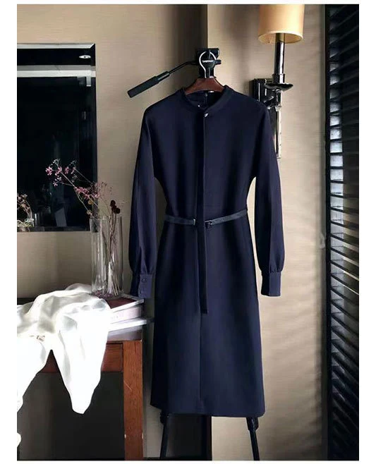 Damen Tailliertes Midikleid mit Stehkragen, verdeckter Knopfleiste und Bindegürtel Drune