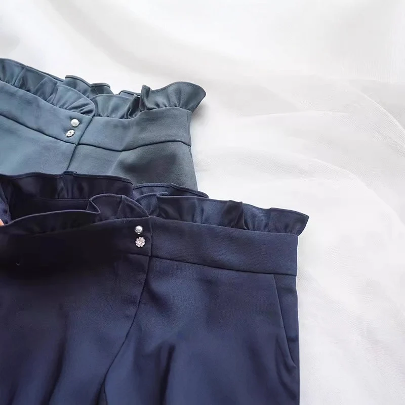 Damen Rüschenbluse mit Perlen‑Zierknopf und Manschettenrüsche Drune