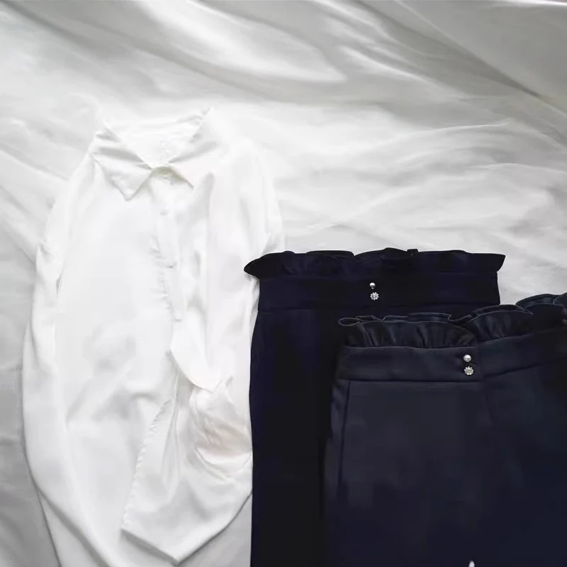 Damen Rüschenbluse mit Perlen‑Zierknopf und Manschettenrüsche Drune
