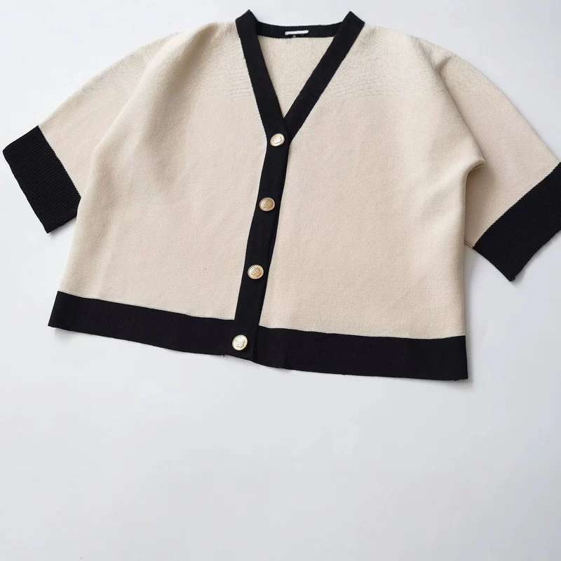 Damen 20+ kastiger Kurzcardigan im Kimono‑Look mit kontrastbesatz und Goldknöpfen Drune