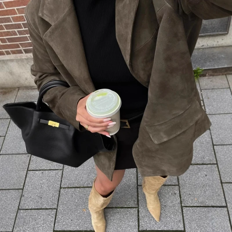 Damen 1700+ taillierter Wollmix‑Kurzblazer mit Reverskragen, durchgehender Knopfleiste und Pattentaschen Drune