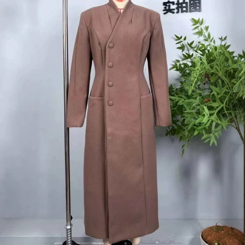 Damen 100+ langer taillierter Mantel mit Stehkragen, verdeckter Knopfleiste und aufgesetzten Taschen Drune