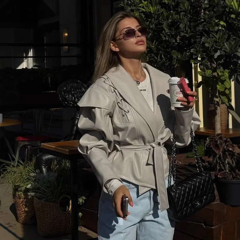 Damen 100+ kurze Wickeljacke mit Bindegürtel und Ösen‑Schnürdetail Drune