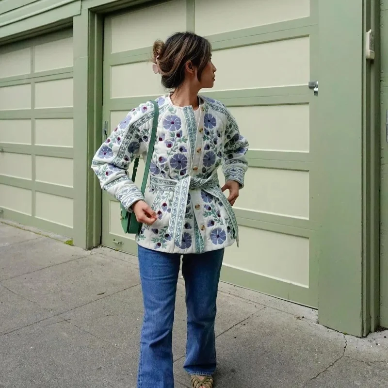 Damen 100+ gestepptes besticktes Jackenblouson mit Taillengürtel und floraler Stickerei Drune