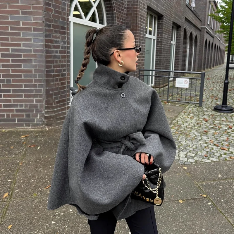 Damen 10+ Wollcape mit hohem Stehkragen, Dreiknopf‑Verschluss und Taillengürtel Drune