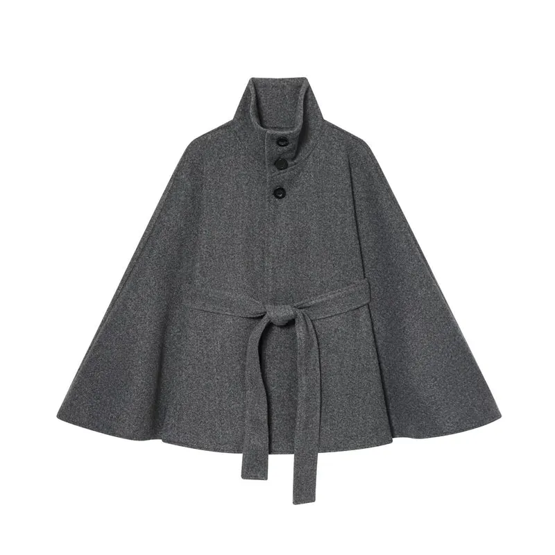 Damen 10+ Wollcape mit hohem Stehkragen, Dreiknopf‑Verschluss und Taillengürtel Drune