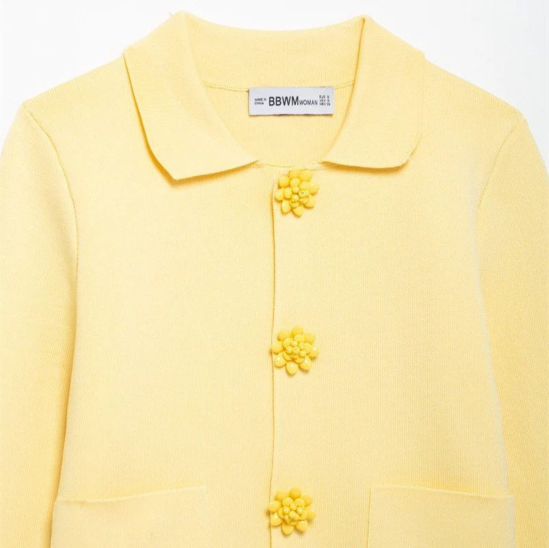 Damen 10+ taillierte Strickjacke mit Hemdkragen und Blütenknopfverzierung Drune