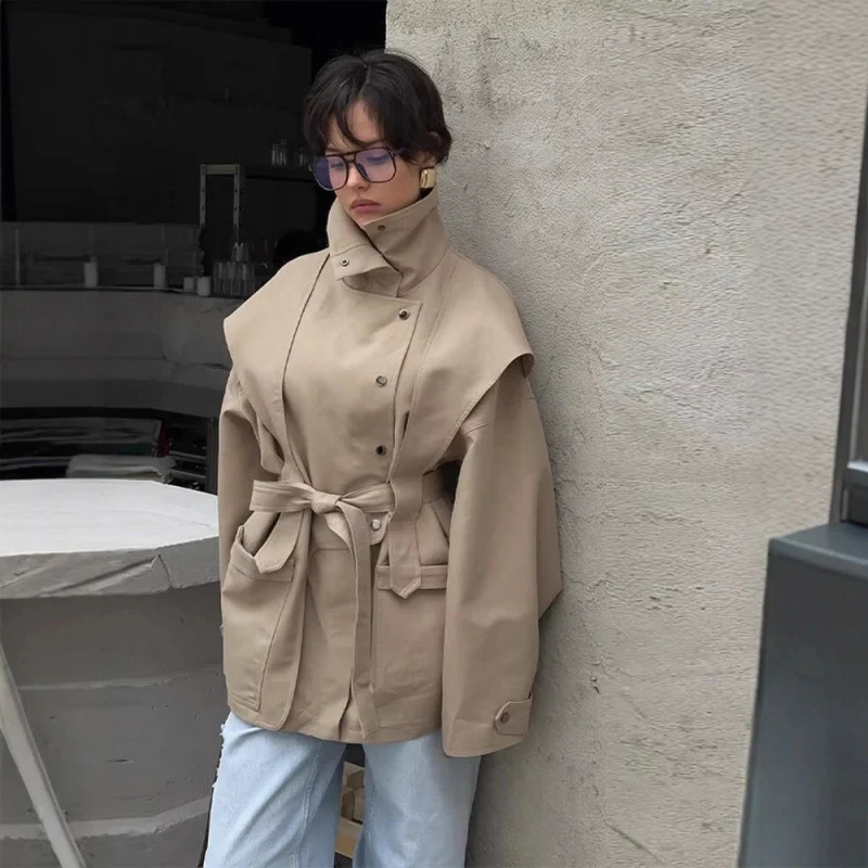 Damen 10+ taillierte Kurzjacke mit Schultercape, Stehkragen und Bindegürtel Drune