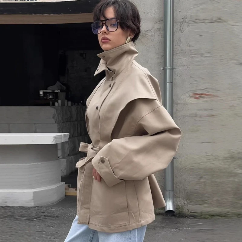 Damen 10+ taillierte Kurzjacke mit Schultercape, Stehkragen und Bindegürtel Drune