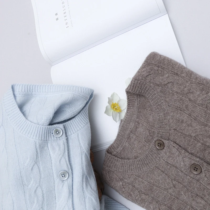 Damen Kurz geschnittener Zopfmuster-Cardigan aus leichter Baumwollmischung mit feinem Rippbündchen Drune
