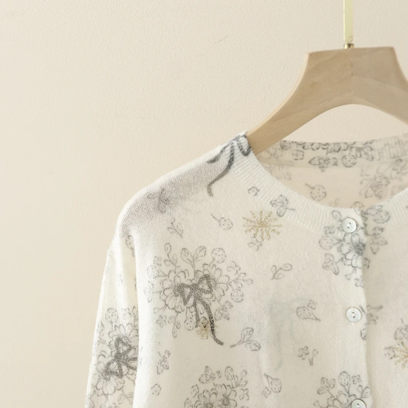 Damen Feiner Knopfcardigan mit zartem Blumen‑Sketchprint und Rundhalsausschnitt Drune