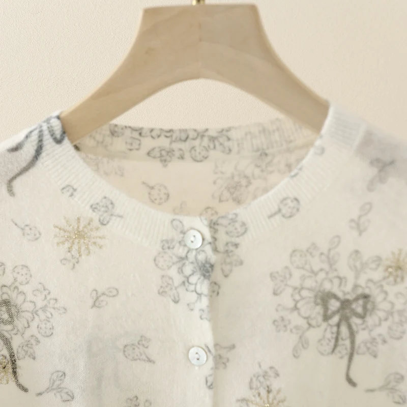 Damen Feiner Knopfcardigan mit zartem Blumen‑Sketchprint und Rundhalsausschnitt Drune