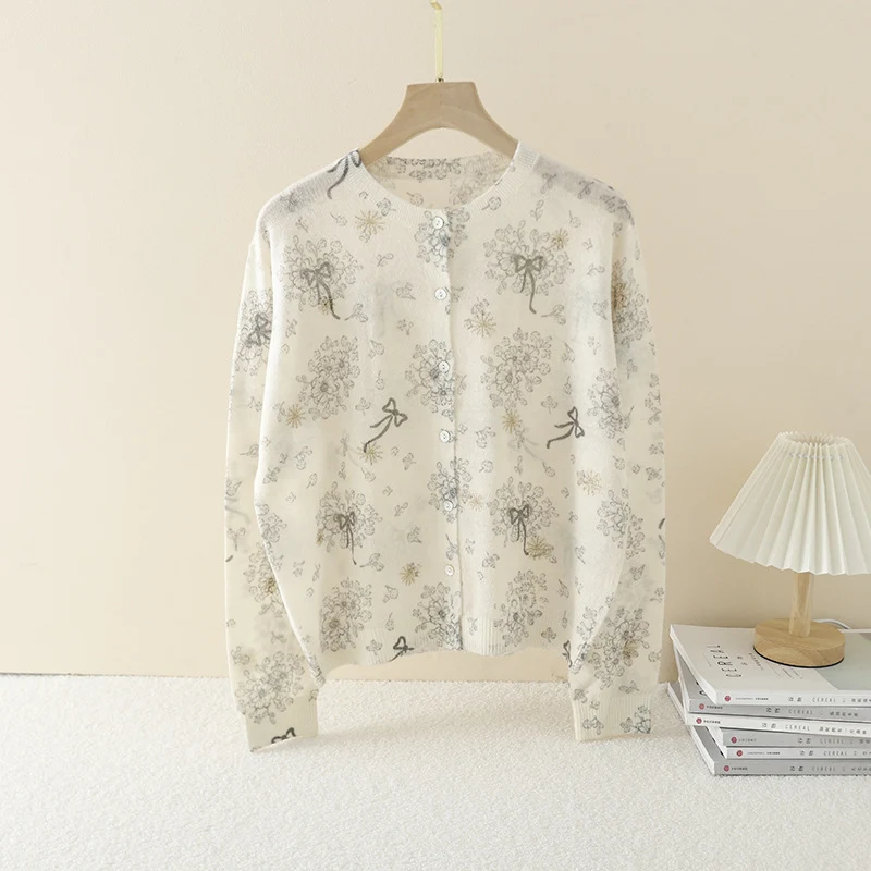 Damen Feiner Knopfcardigan mit zartem Blumen‑Sketchprint und Rundhalsausschnitt Drune