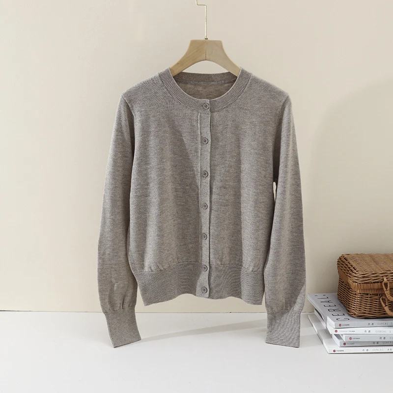 Damen Feiner Knopf-Cardigan mit Rundhalsausschnitt, schmaler Passform und Rippenabschlüssen Drune