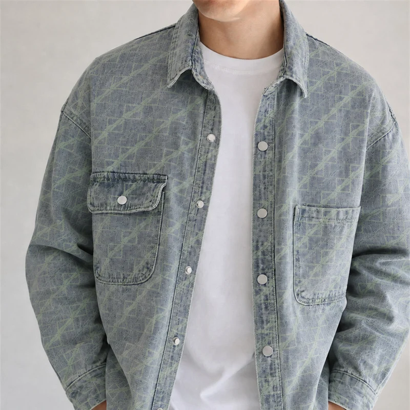 Herren Monogramm-Jeanshemdjacke im Oversize mit Druckknöpfen und aufgesetzten Brusttaschen Drune