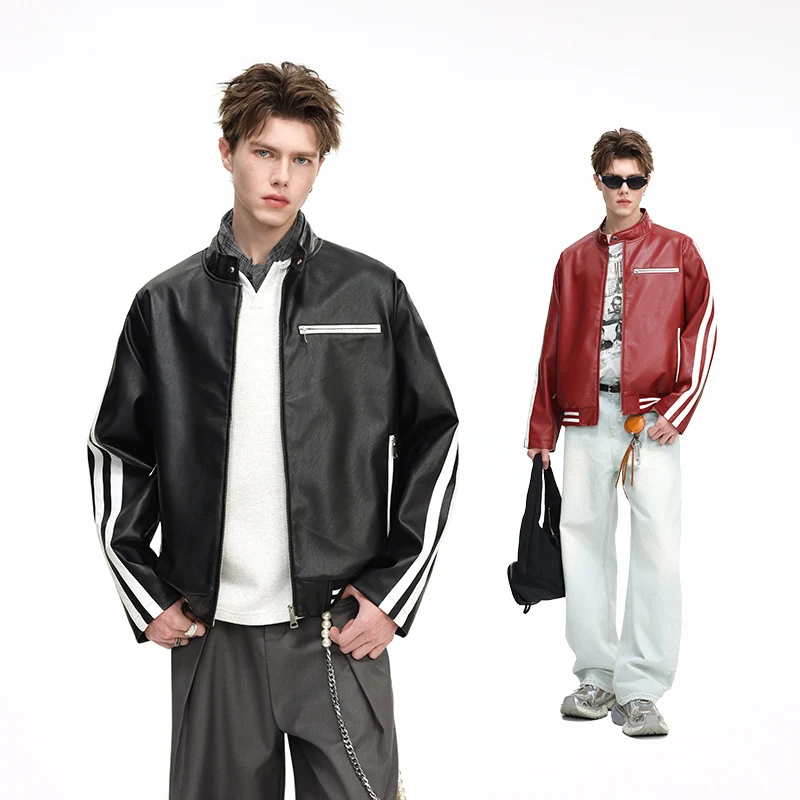 Herren Lederimitat-Collegejacke mit Kontraststreifen, Reißverschlusstaschen und Stehkragen Drune